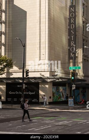 Seattle, États-Unis. 6 octobre 2020. De nombreuses entreprises du quartier commerçant du centre-ville de Westlake optent pour le maintien de fenêtres d'affaires à bord tandis que les manifestations nocturnes pour l'égalité raciale se poursuivent sans que l'on puisse voir une fin. Depuis le début de l'année, le quartier d'affaires de Westlake a été fermé depuis Covid-19. Une émeute tôt peut entraîner des entreprises à monter à bord de la plupart des fenêtres de la région. Crédit : James Anderson/Alay Live News Banque D'Images