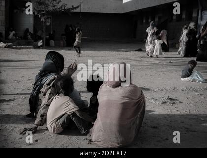 Taiz / Yémen - 16 mars 2017 : UN enfant vit à l'extérieur avec sa famille dans un camp pour personnes déplacées à cause de la guerre au Yémen . Banque D'Images