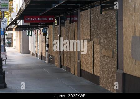 Seattle, États-Unis. 6 octobre 2020. De nombreuses entreprises du quartier commerçant du centre-ville de Westlake optent pour le maintien de fenêtres d'affaires à bord tandis que les manifestations nocturnes pour l'égalité raciale se poursuivent sans que l'on puisse voir une fin. Depuis le début de l'année, le quartier d'affaires de Westlake a été fermé depuis Covid-19. Une émeute tôt peut entraîner des entreprises à monter à bord de la plupart des fenêtres de la région. Crédit : James Anderson/Alay Live News Banque D'Images