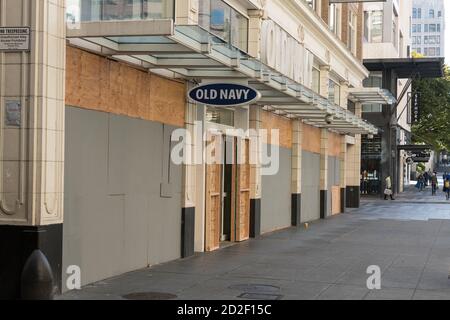 Seattle, États-Unis. 6 octobre 2020. De nombreuses entreprises du quartier commerçant du centre-ville de Westlake optent pour le maintien de fenêtres d'affaires à bord tandis que les manifestations nocturnes pour l'égalité raciale se poursuivent sans que l'on puisse voir une fin. Depuis le début de l'année, le quartier d'affaires de Westlake a été fermé depuis Covid-19. Une émeute tôt peut entraîner des entreprises à monter à bord de la plupart des fenêtres de la région. Crédit : James Anderson/Alay Live News Banque D'Images