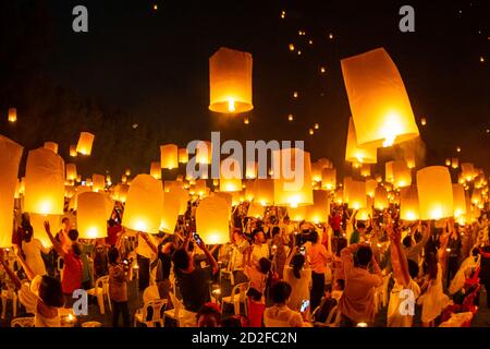 Lanternes flottantes dans le ciel au festival Loy Krathong ou Yeepeng Festival , cérémonie bouddhiste traditionnelle Lanna à Chiang Mai, Thaïlande Banque D'Images