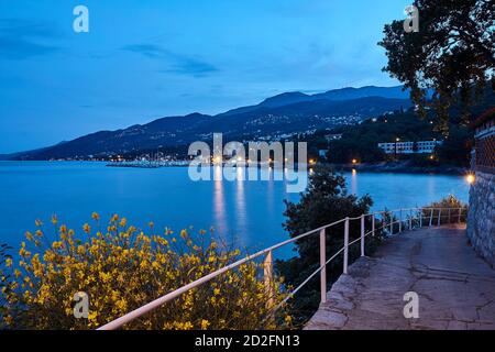 Paysage de soirée en bord de mer à Opatija, croatie Banque D'Images