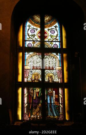 Le monastère chrétien orthodoxe Ghigiu dans le comté de Prahova, en Roumanie. Vitraux représentant les Saints Constantin et Helen. Banque D'Images