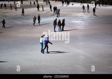 Les gens patinant sur la patinoire de Budapest Banque D'Images