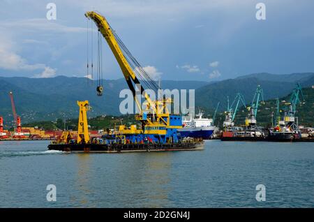 Grues de port de mer conteneurs et bateau de levage terminal de conteneurs Batumi Géorgie Banque D'Images