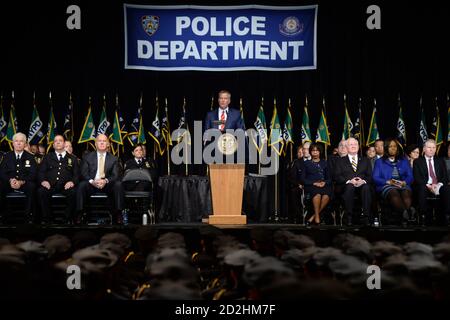 NEW YORK, NY - DÉCEMBRE 28: Le maire de New York, Bill de Blasio, et le commissaire de police, James P. O'Neill, parlent à la cérémonie de remise des diplômes de la police Academy le 28 décembre 2016 à New York personnes: Bill de Blasio crédit: Hoo-me / MediaPunch Banque D'Images