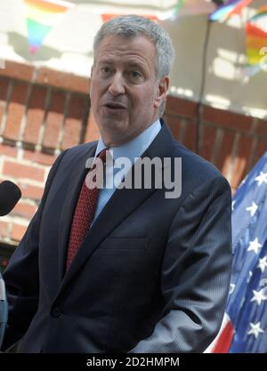 NEW YORK, NY - JUIN 27 : Bill de Blasio prononce un discours à Stonewall Inn après sa désignation comme premier monument national LGBT le 27 juin 2016 à New York. Personnes: Bill de Blasio crédit: Hoo-me / MediaPunch Banque D'Images