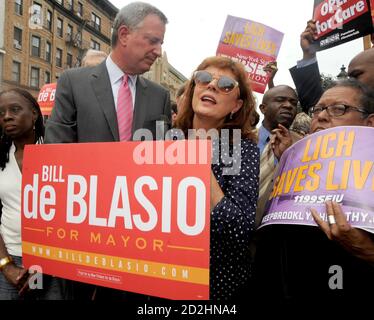 NEW YORK, NY - AOÛT 19 : le candidat démocrate du maire et défenseur du public Bill de Blasio parle en tant qu'acteur, chanteur et supporter Harry Belafonte et actrice Susan Sarandon regardez un rassemblement « Hospitals Not Condos » dans le West Village le 19 août 2013 à New York. De Blasio a appelé à des soins de santé de qualité pour tous les New-Yorkais et à la fin des fermetures des hôpitaux urbains. Personnes: Bill de Blasio Susan Sarandon crédit: Hoo-me / MediaPunch Banque D'Images