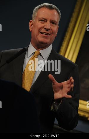 NEW YORK, NY - JANVIER 27 : le maire de New York, Bill de Blasio, parle aux médias d'une importante tempête de neige. Une grande partie du Nord-est se préparent à une tempête d'hiver majeure qui devrait apporter des conditions de blizzard et 10 à 30 pouces de neige. Le 27 janvier 2015 à New York personnes: New York maire Bill de Blasio crédit: Hoo-me / MediaPunch Banque D'Images