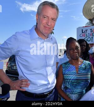 HOMESTEAD, FLORIDE - JUIN 27 : Bill de Blasio, maire de New York, un espoir présidentiel démocratique, Chirlane McCray se tient sur une échelle en regardant dans l'établissement qui tient des enfants migrants devant un centre de détention. Le centre de détention controversé à but lucratif accueille environ 2,300 enfants âgés de 13 à 17 ans, qui ont été placés sous la garde du ministère de la Santé et des Services sociaux après avoir été détenus à la frontière le 27 juin 2019.le 26 juin 2019 à Homestead Florida personnes : Bill de Blasio, maire de NY, Chirlane McRay crédit: Hoo-me / MediaPunch Banque D'Images