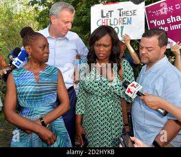 HOMESTEAD, FLORIDE - JUIN 27 : Bill de Blasio, maire de New York, un espoir présidentiel démocratique, Chirlane McCray se tient sur une échelle en regardant dans l'établissement qui tient des enfants migrants devant un centre de détention. Le centre de détention controversé à but lucratif accueille environ 2,300 enfants âgés de 13 à 17 ans, qui ont été placés sous la garde du ministère de la Santé et des Services sociaux après avoir été détenus à la frontière le 27 juin 2019.le 26 juin 2019 à Homestead Florida personnes : Bill de Blasio, maire de NY, Chirlane McRay crédit: Hoo-me / MediaPunch Banque D'Images