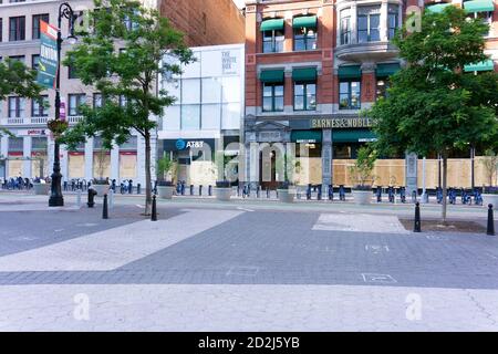 New York, NY - 1er juin 2020 : les magasins des places Union sont boardés avec du contreplaqué en prévision des émeutes et des pillages dans la mort de George Floyd par a Banque D'Images