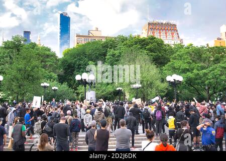 New York, NY - 1er juin 2020 : rassemblements de personnes à Manhattan, Union Square. Manifestation, protestant contre la violence policière après avoir tué George FL Banque D'Images