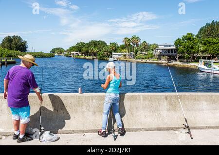 Florida,Aripeka,Hammock Creek Water Bridge,pêche,homme hommes adultes, femme femme femme femme adulte adultes,couple,rods,canal,aînés âgés Banque D'Images