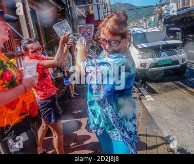 PHUKET, THAÏLANDE - 13 AVRIL 2018: Jeux aquatiques dans les rues pour la nouvelle année sur le calendrier thaïlandais Banque D'Images