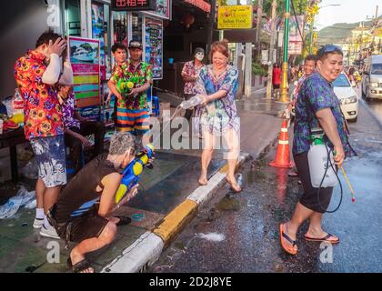 PHUKET, THAÏLANDE - 13 AVRIL 2018: Jeux aquatiques dans les rues pour la nouvelle année sur le calendrier thaïlandais Banque D'Images