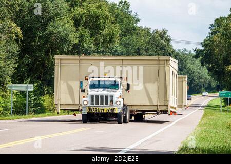 Florida,Mabel,State Road route 50,route à deux voies,grande charge,camion transportant des maisons préfabriquées en mouvement maison maisons résidence, visiteur Banque D'Images