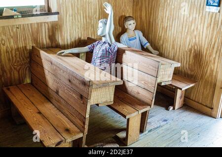 Clermont Florida, Musée du village historique, Herring Hooks Schoolhouse, réplique, intérieur d'une chambre, bureaux d'école, mannequin, les visiteurs voyagent tour tou Banque D'Images