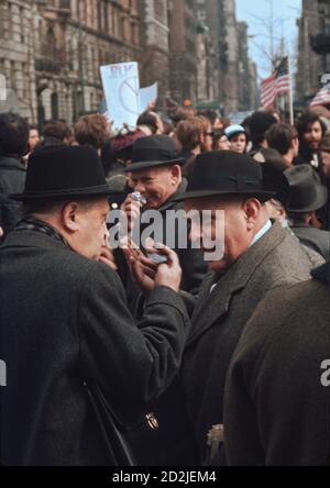 Discussion autour de la marche de protestation anti-guerre sur la Cinquième Avenue à New York le 26 mars 1966 avec deux hommes échangent des opinions. Banque D'Images