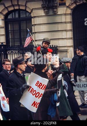 Marche de protestation contre la guerre sur la Cinquième Avenue à New York le 26 mars 1966. Banque D'Images