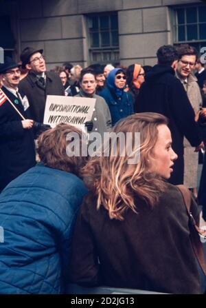 Marche de protestation contre la guerre sur la Cinquième Avenue à New York le 26 mars 1966. Banque D'Images