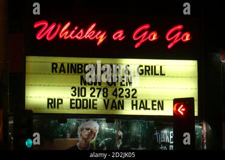 West Hollywood, Californie, Etats-Unis 6 octobre 2020 UNE vue générale de l'atmosphère du Marquee 'RIP Eddie Van Halen' au Whisky A Go Go Club où Van Halen a joué plusieurs fois au fil des ans, le musicien Eddie Van Halen est mort aujourd'hui, À Whisky A Go, allez au 8901 Sunset Blvd à West Hollywood, Californie, États-Unis. Photo par Barry King/Alay stock photo Banque D'Images