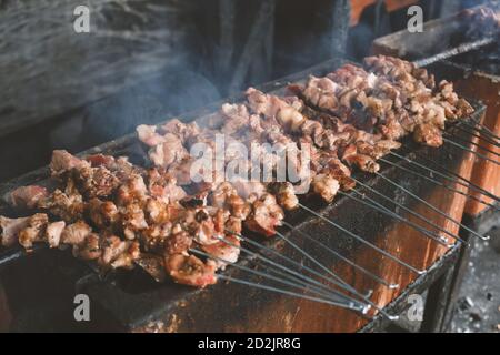 Faites griller le Klatak sur un gril au charbon de bois. Sate klathak est un plat de satay ou de satay de chèvre unique, originaire de Yogyakarta, Indonésie. Banque D'Images