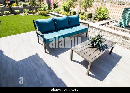 Patio arrière avec table, table avec coussins et fontaine Banque D'Images