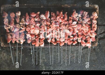 Faites griller le Klatak sur un gril au charbon de bois. Sate klathak est un plat de satay ou de satay de chèvre unique, originaire de Yogyakarta, Indonésie. Banque D'Images