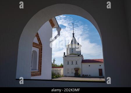 Vue depuis le porche de la cathédrale Saint-Sergius de Radonezh dans le monastère Trinity-Sergius Varnitsky, Rostov Veliky, région de Yaroslavl, Russie. Banque D'Images
