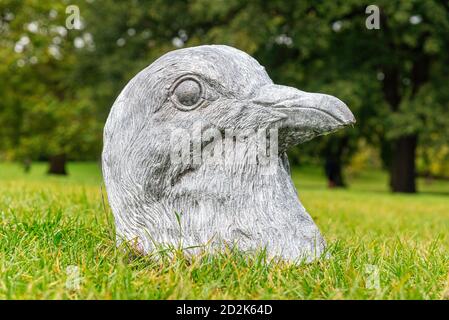 Londres, Royaume-Uni. 06e octobre 2020. Une tête d'oiseau fait partie de la sculpture de Patrick Goddard sur les humains, les animaux et les monstres lors de l'exposition Frise Sculpture 2020 à Regent's Park. Crédit : SOPA Images Limited/Alamy Live News Banque D'Images
