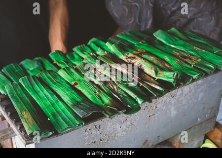 Cuisine ou grill de la cuisine locale traditionnelle otak otak en Indonésie. Fait de galettes de poisson grillées de Betawi, Jakarta. Banque D'Images