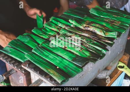 Cuisine ou grill de la cuisine locale traditionnelle otak otak en Indonésie. Fait de galettes de poisson grillées de Betawi, Jakarta. Banque D'Images