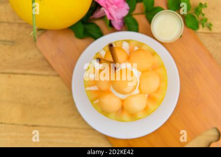 Bingsoo de melon avec du lait concentré sucré sur une table en bois Banque D'Images