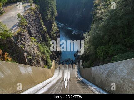 Barrage de Cleveland, près du lac Capilano, dans le nord de Vancouver, en Colombie-Britannique. La vue aérienne sur le barrage et les falaises rocheuses environnantes. Banque D'Images