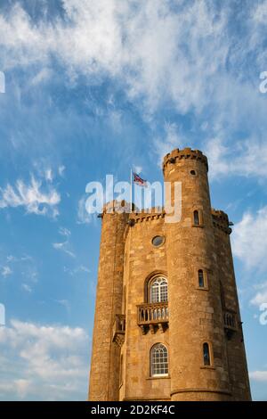 Broadway Tower au lever du soleil au début de l'automne le long de la cotswold Way. Broadway, Cotswolds, Worcestershire, Angleterre Banque D'Images