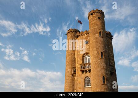 Broadway Tower au lever du soleil au début de l'automne le long de la cotswold Way. Broadway, Cotswolds, Worcestershire, Angleterre Banque D'Images