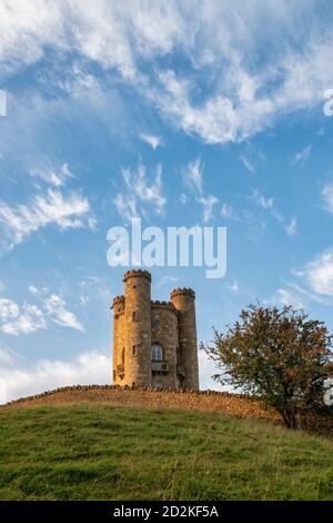 Broadway Tower au lever du soleil au début de l'automne le long de la cotswold Way. Broadway, Cotswolds, Worcestershire, Angleterre Banque D'Images