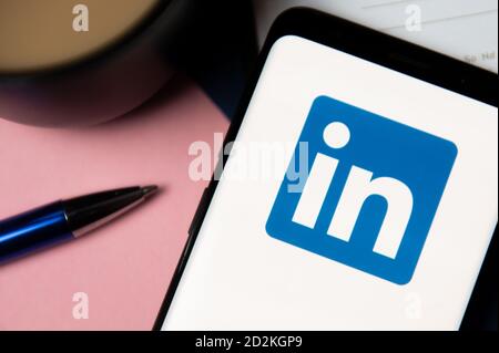 Sur cette photo, un logo LinkedIn s'affiche sur un smartphone. Banque D'Images