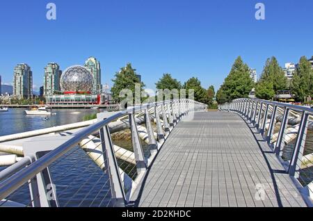 Pont de canoë du village olympique à Vancouver, en Colombie-Britannique. Main Street Science World Dome en arrière-plan. Banque D'Images