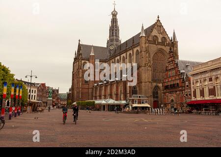 Haarlem, pays-Bas 05/16/2010: Quartier historique de Haarlem avec la célèbre église Saint-Bavon et le musée de Hallen. L'église gothique artistique est célèbre f Banque D'Images