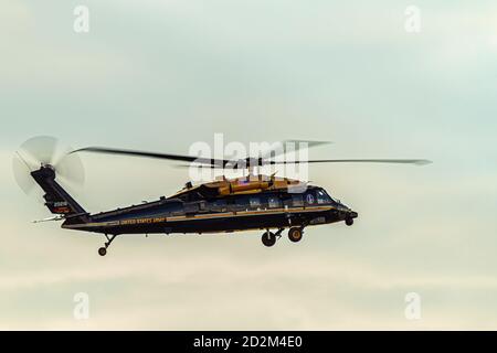 Washington DC, États-Unis 10/03/2020: Un hélicoptère à quatre pales Sikorsky VH-60M Golden TOP Black Hawk (UH-60M amélioré) appartenant à l'armée des États-Unis est en t Banque D'Images