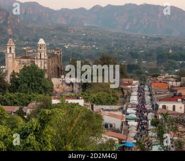 Tepoztlan, Morelos, Mexique montrant l'ancien couvent dominicain et le marché du dimanche. Banque D'Images