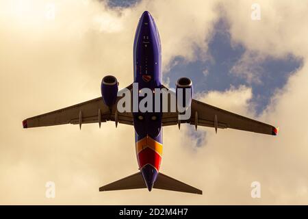 Washington DC, Etats-Unis 10/02/2020: Image tête d'un avion de Southwest Airlines (Boeing 737) après le décollage de DCA . L'image présente le dessous Banque D'Images