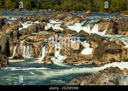 Vue rapprochée de l'eau en cascade dans la région des grandes chutes du fleuve potomac. L'image a été prise d'une vue panoramique sur le parc de Great Falls à virgini Banque D'Images