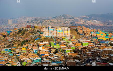 Maisons colorées dans les montagnes de bogota, c'est en Colombie. Ville de Bolivar ou quartier de Ciudad Bolivar à Bogota Banque D'Images