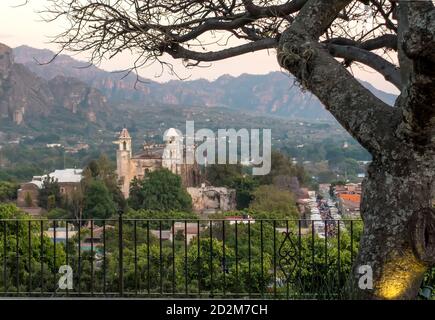 Tepoztlan, Morelos, Mexique montrant l'ancien couvent dominicain et le marché du dimanche. Banque D'Images