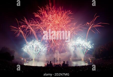 MUNICH, ALLEMAGNE - JUL 27, 2013: Feux d'artifice à l'Olympiapark au Festival Sommernachtstraum de Munich Banque D'Images