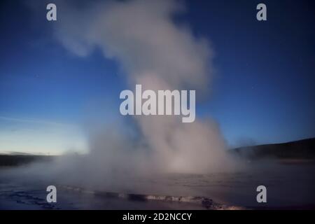 Éruption de Great Fountain Geyser, Lower Geyser Basin, parc national de Yellowstone, Wyoming, États-Unis Banque D'Images