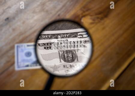Une vue incolore à travers une loupe des lettres, les États-Unis d'Amérique, sur une facture d'un dollar. Les autres images sont en couleur an Banque D'Images